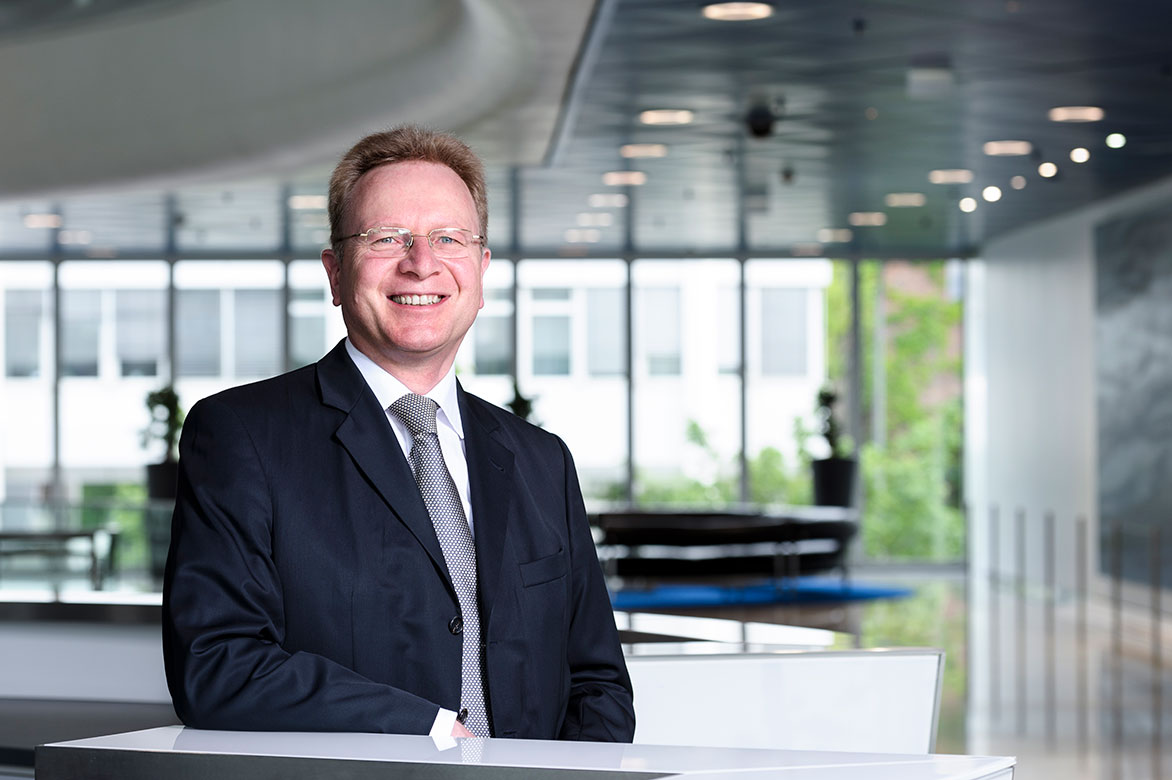Dr. Christoph Anz ist Leiter des Bereichs Bildungspolitik bei der BMW Group.